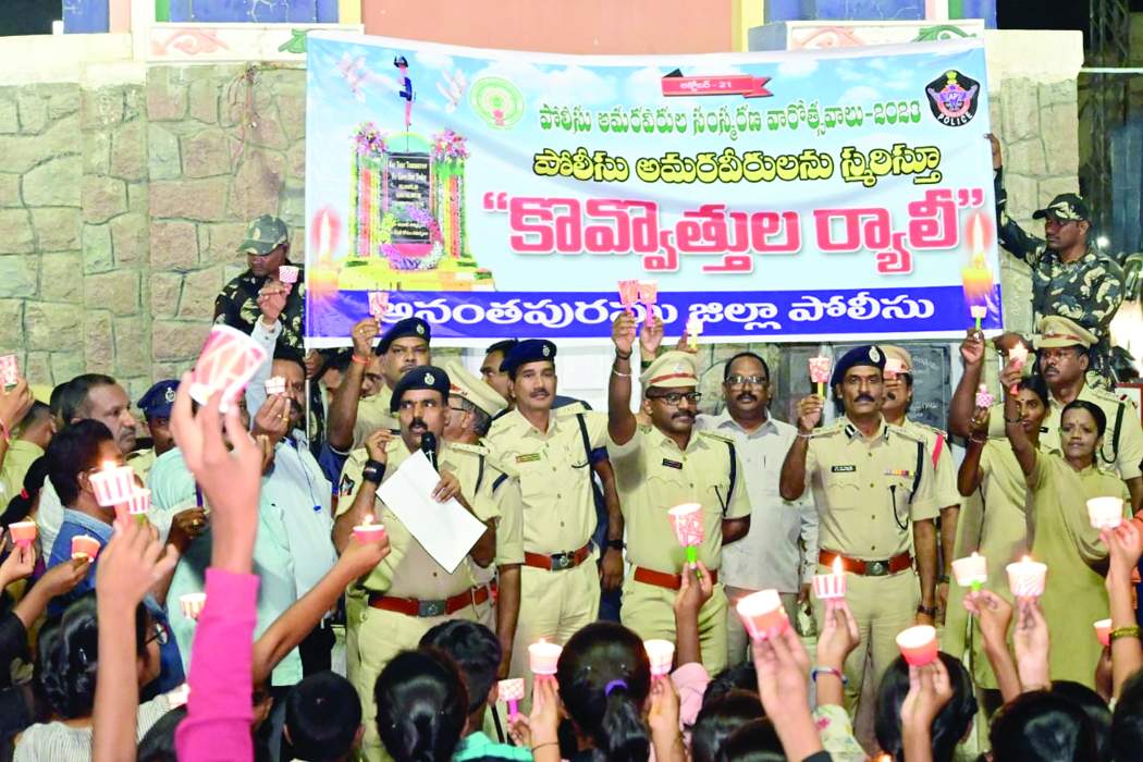 అమరవీరులకు కొవ్వొత్తులతో నివాళులర్పిస్తున్న డిఐజి అమ్మిరెడ్డి, ఎస్సీ అన్బురాజన్‌