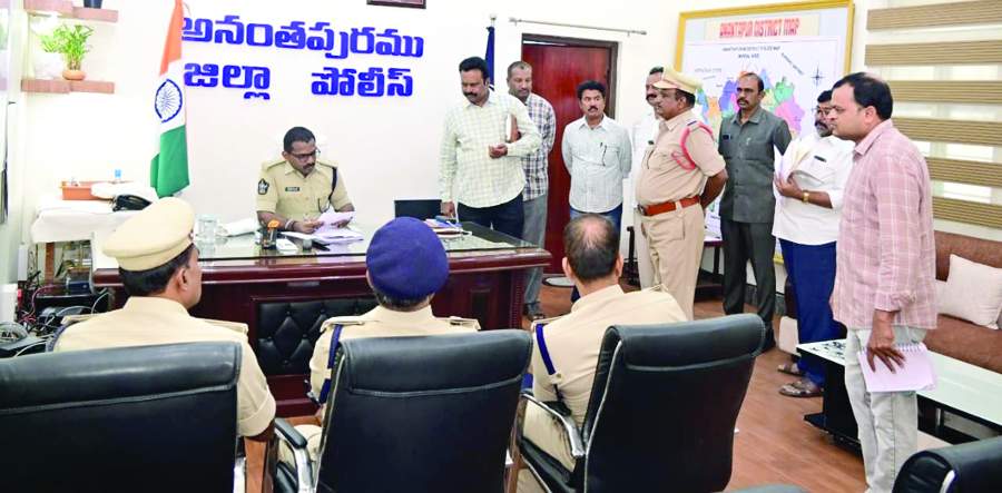  సిబ్బంది సమస్యలు తెలుసుకుంటున్న ఎస్పీ కేకేఎన్‌ అన్బురాజన్‌