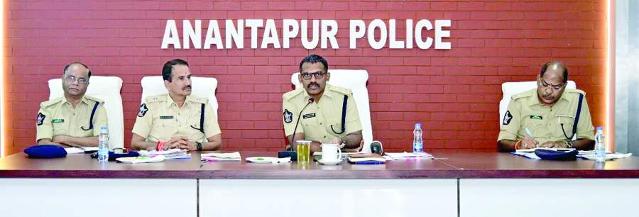   నేర సమీక్షలో మాట్లాడుతున్న ఎస్పీ కెకెఎన్‌ అన్బురాజన్‌