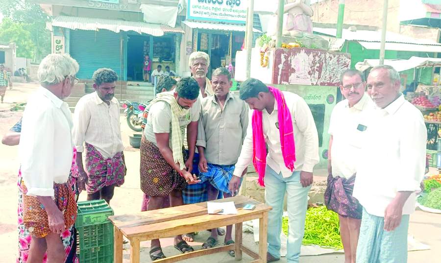   సంతకాల సేకరిస్తున్న సిపిఎం నాయకులు