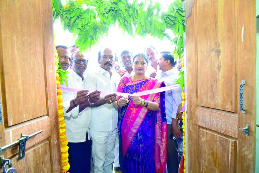   సచివాలయాన్ని ప్రారంభిస్తున్న మంత్రి ఉషశ్రీచరణ్‌, మాజీ ఎమ్మెల్యే విశ్వ