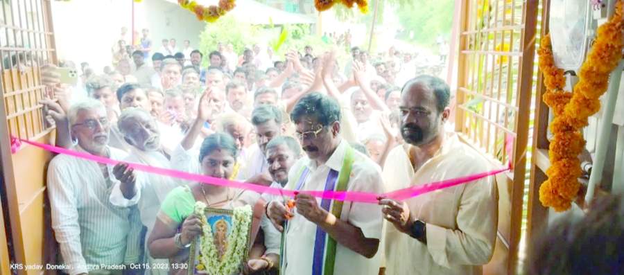 నీటి శుద్ధి కేంద్రాన్ని ప్రారంభిస్తున్న ఎమ్మెల్సీ శివరామిరెడ్డి