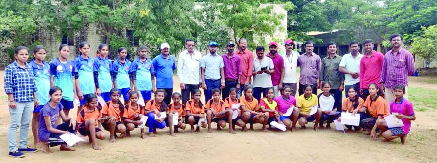 జిల్లాస్థాయి పోటీలకు ఎంపికైన క్రీడాకారులతో అతిథులు