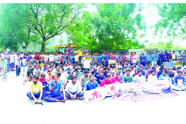 ఎస్‌ఐ పరీక్షలను వాయిదా వేయాలి