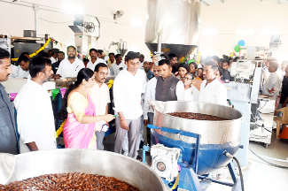 చింతపండు యూనిట్‌ను ప్రారంభించి పరిశీలిస్తున్న ఎంపీ, కలెక్టర్‌