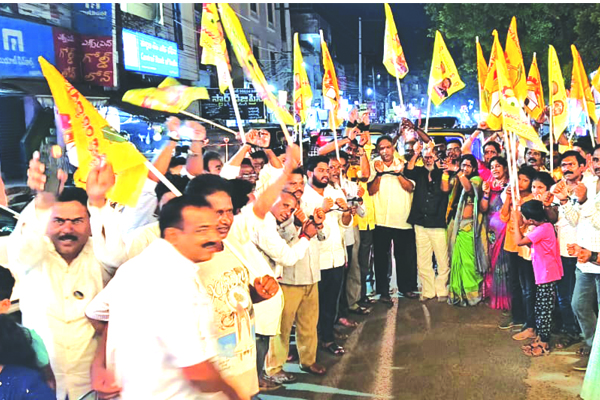 చేతులకు సంకెళ్లతో టిడిపి నిరసనలు