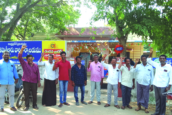 సాగునీటి కోసం రైతుల ధర్నా