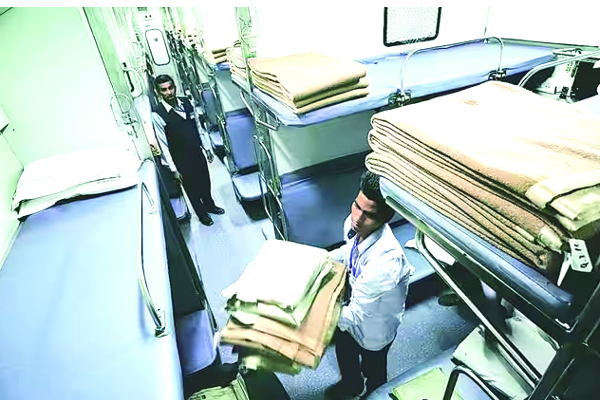 కనీస వేతనాల్లేని రైల్వే కార్మికులు