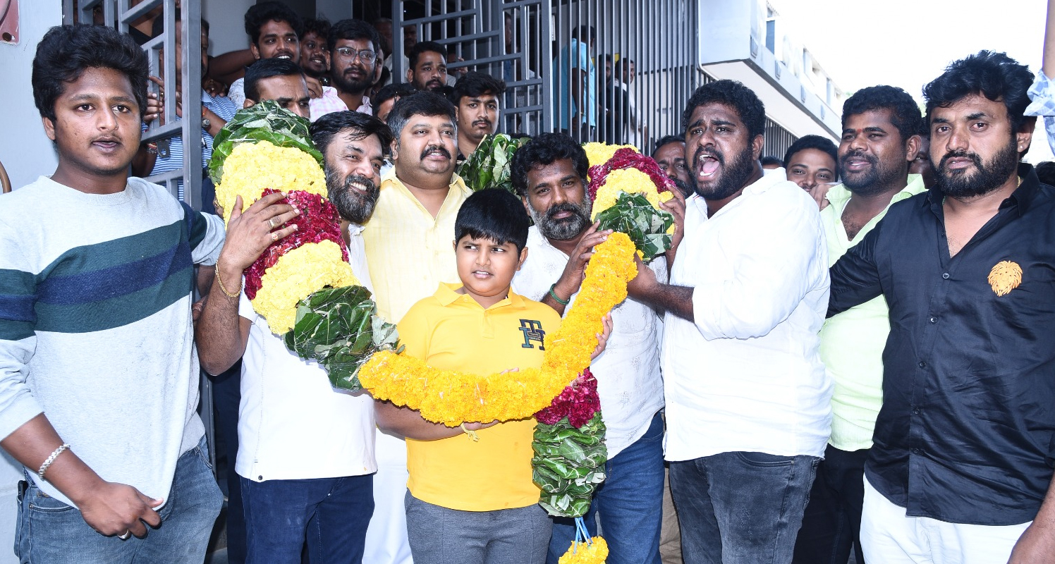 గురజాల జగన్‌మోహన్‌ను సన్మానిస్తున్న బాలయ్య అభిమానులు