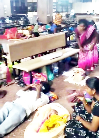 ఉక్కపోతతో రిమ్స్‌లో ఆరుబయట నిద్రిస్తున్న బాలింతలు, రోగులు
