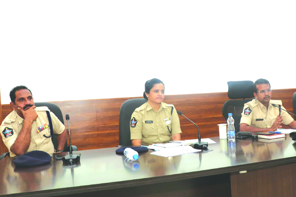 పోలీస్‌ అధికారులతో ఎస్‌పి సమీక్ష