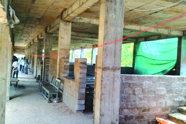 అసౌకర్యాల చెరలో సర్కారు బడి