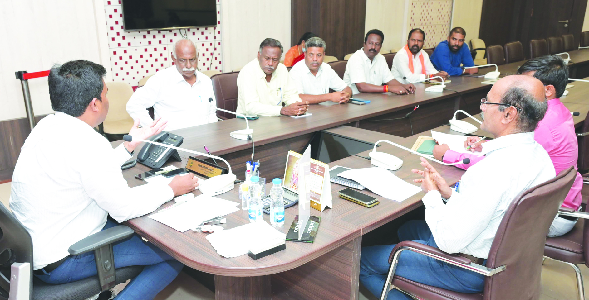 రాజకీయ పార్టీల ప్రతినిధుల సమావేశంలో మాట్లాడుతున్న జిల్లా కలెక్టర్‌