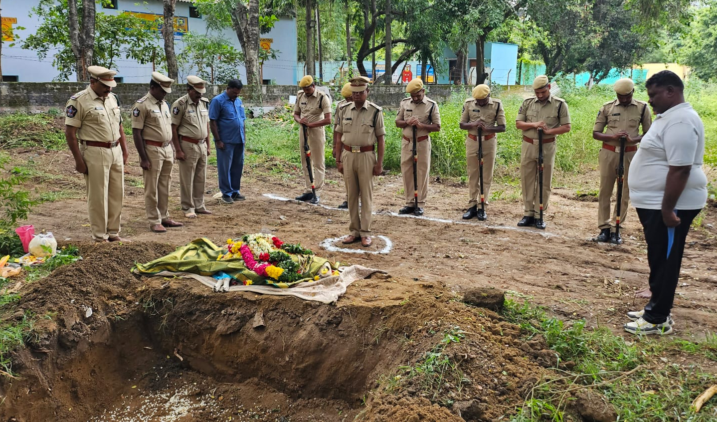 పోలీస్‌ శునకం జెస్సికి ఘనంగా దహన క్రియలు
