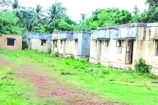 శిథిల స్థితిలో పోలీస్‌ క్వార్టర్స్‌