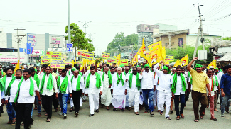 రైతుల ర్యాలీలో మాజీ ఎమ్మెల్యే వరదరాజులరెడ్డి