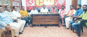 సమావేశంలో మాట్లాడుతున్న వామపక్ష నాయకులు