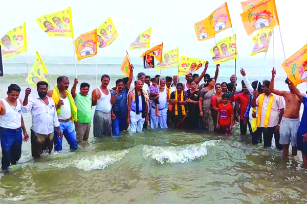 చంద్రబాబుకు సంఘీభావంగా దీక్షలు