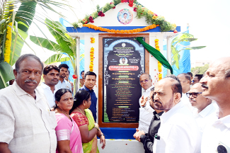 శిలాఫలికాన్ని ప్రారంభిస్తున్న కలెక్టర్‌ గిరీష, ఎమ్మెల్యే చింతల