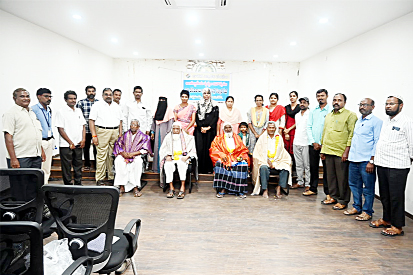 రాయచోటి : వృద్ధులను సన్మానిస్తున్న డిఆర్‌ఒ సత్యనారాయణ