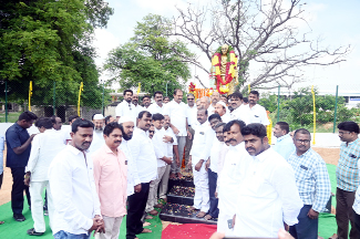 గాంధీ విగ్రహం వద్ద నివాళులర్పిస్తున్న ఎమ్మెల్యే, డిఆర్‌ఒ, అధికారులు