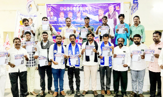 కరపత్రాలు ఆవిష్కరిస్తున్న ఎంఆర్‌పిఎస్‌ నాయకులు