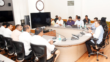 రాజకీయ పార్టీల ప్రతినిధులనుద్దేశించి మాట్లాడుతున్న కలెక్టర్‌