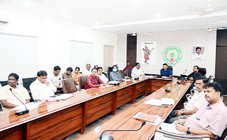 సమావేశంలో మాట్లాడుతున్న కలెక్టర్‌ గిరీష