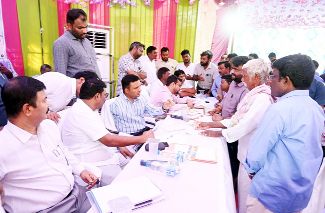 ప్రజల నుంచి అర్జీలు స్వీకరిస్తున్న కలెక్టర్‌ గిరీష, ఎమ్మెల్యే శ్రీనివాసులు