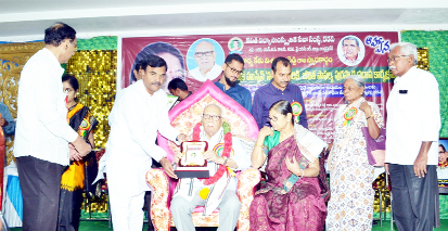 షేక్‌ హుస్సేన్‌ సత్యాగ్నికి కేతు విశ్వనాథరెడ్డి స్మారక జీవితపురస్కారం అందజేస్తున్న ఉపముఖ్యమంత్రి