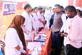 మదనపల్లి : ఆరోగ్య సురక్ష కార్యక్రమాన్ని ఆకస్మికంగా తనిఖీ చేస్తున్న కలెక్టర్‌ గిరీష