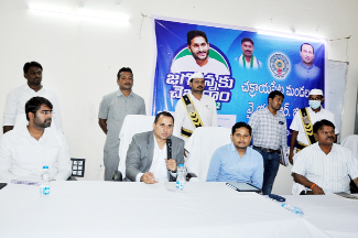 సమావేశంలో మాట్లాడుతున్న కలెక్టర్‌ విజయ్ రామరాజు