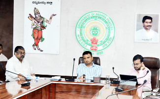 సమావేశంలో మాట్లాడుతున్న కలెక్టర్‌ గిరీష