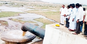 నీటి ప్రవాహాన్ని పరిశీలిస్తున్న ఎమ్మెల్యే మేడా