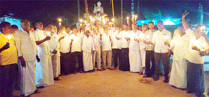 వల్లూరు : కొవ్వొత్తులతో నిరసన తెలియజేస్తున్న టిడిపి నాయకులు, కార్యకర్తలు