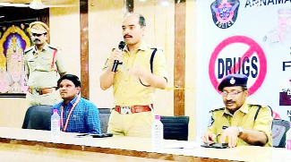 సమావేశంలో మాట్లాడుతున్న ఎస్‌పి కృష్ణారావు