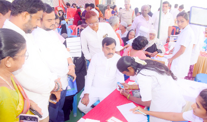 ఆరోగ్య సురక్షలో వైద్య పరీక్షలు చేయించుకుంటున్న డిప్యూటీ సిఎం అంజాద్‌బాషా