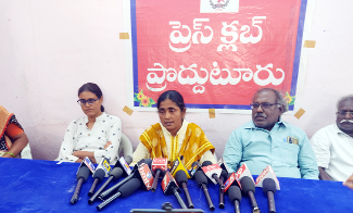 విలేకరులతో మాట్లాడుతున్న నాగమణి
