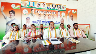 మాట్లాడుతున్న కాంగ్రెస్‌ పార్టీ నాయకులు రెడ్డి సాహెబ్‌