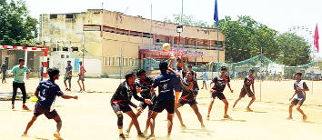 హ్యాండ్‌బాల్‌ పోటీల్లో తలపడుతున్న క్రీడాకారులు