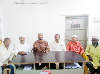 సమావేశంలో మాట్లాడుతున్న చాంద్‌ బాషా, ఫారుక్‌