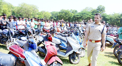 వాహనదారులకు కౌన్సెలింగ్‌ ఇస్తున్న ఎస్‌పి