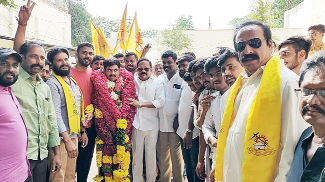 ఖాదర్‌ఖాన్‌కు స్వాగతం పలుకుతున్న టిడిపి నాయకులు