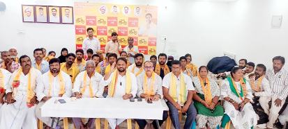 విలేకరుల సమావేశంలో మాట్లాడుతున్న టిడిపి నాయకులు