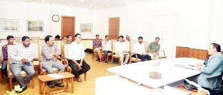 సమావేశంలో మాట్లాడుతున్న కలెక్టర్‌ విజయ్ రామరాజు