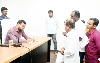 ప్రజలతో మాట్లాడుతున్న జాయింట్‌ కలెక్టర్‌ ఫర్మాన్‌ అహ్మద్‌ఖాన్‌