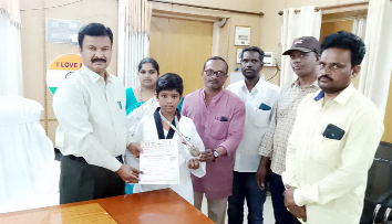 విద్యార్థిని అభినందిస్తున్న ఆర్‌డిఒ రామకృష్ణారెడ్డి