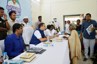  అర్జీదారులతో మాట్లాడుతున్న కలెక్టర్‌ 