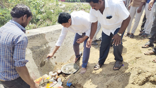 శంకుస్థాపన చేస్తున్న కరణం వెంకటేష్‌