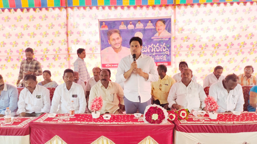 మాట్లాడుతున్న ఇంచార్జి కరణం వెంకటేష్
